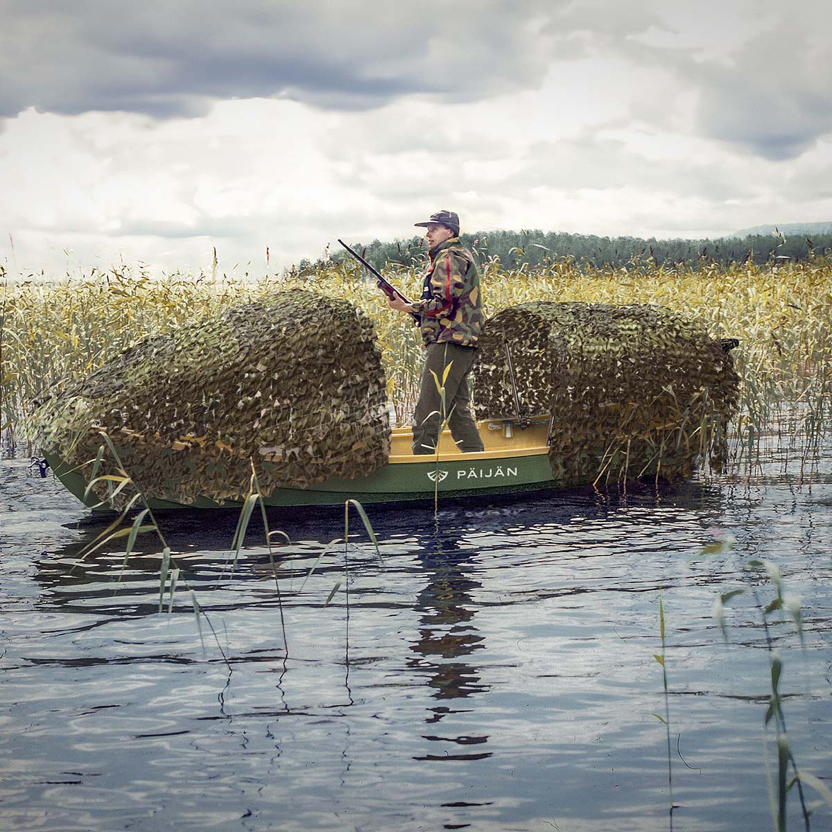 Camouflage net holder for boat rails